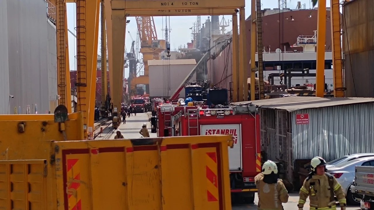 İstanbul'da tersanede bakımdaki gemide çıkan yangın söndürüldü