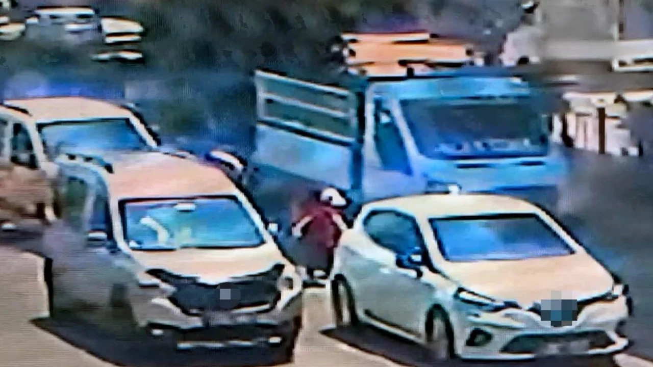 Adana'da feci kaza: Yolun karşısına geçerken iki aracın çarptığı çocuk yaşamını yitirdi
