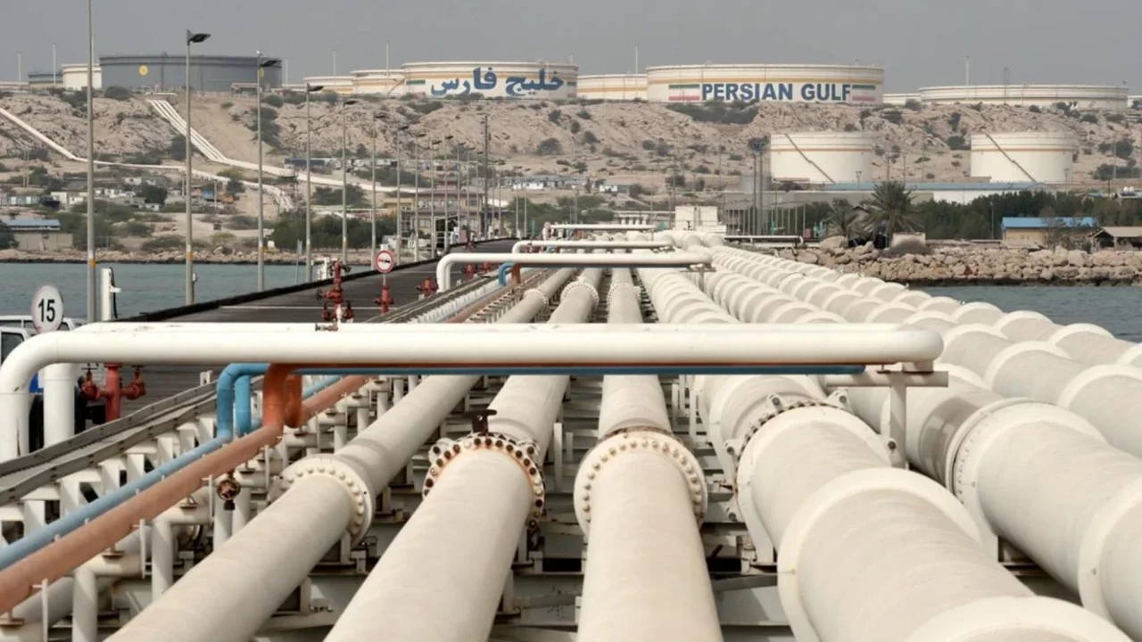 İran: Hark Adası savaş boyunca 548 kez saldırıya uğradı