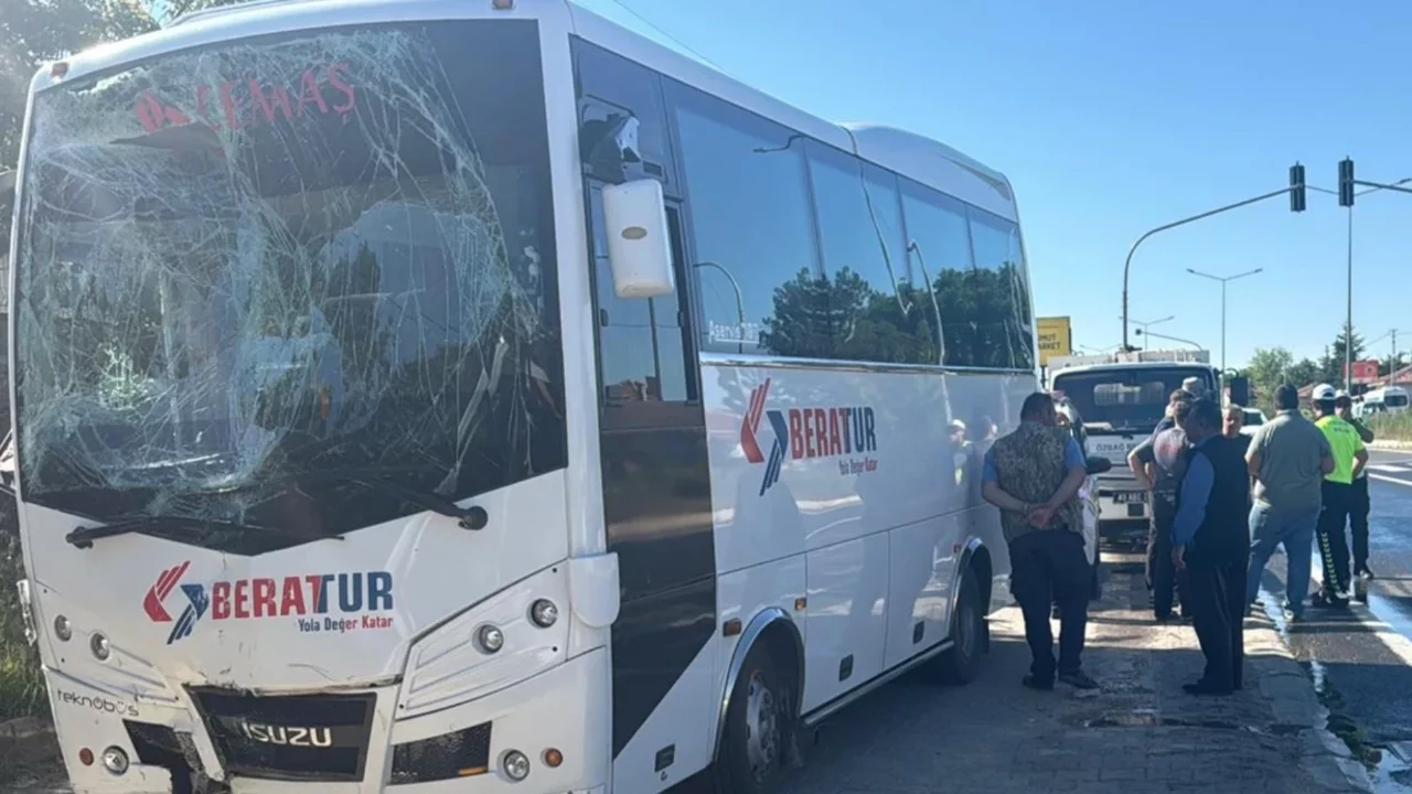 İşçi servislerinin karıştığı kazada 17 kişi yaralandı
