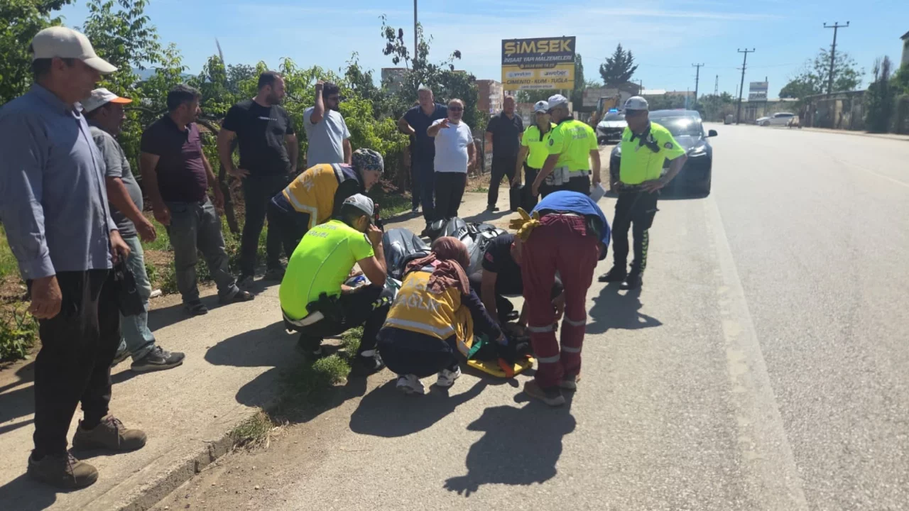 Bursa'da hafif ticari aracın çarptığı motosikletli yaralandı