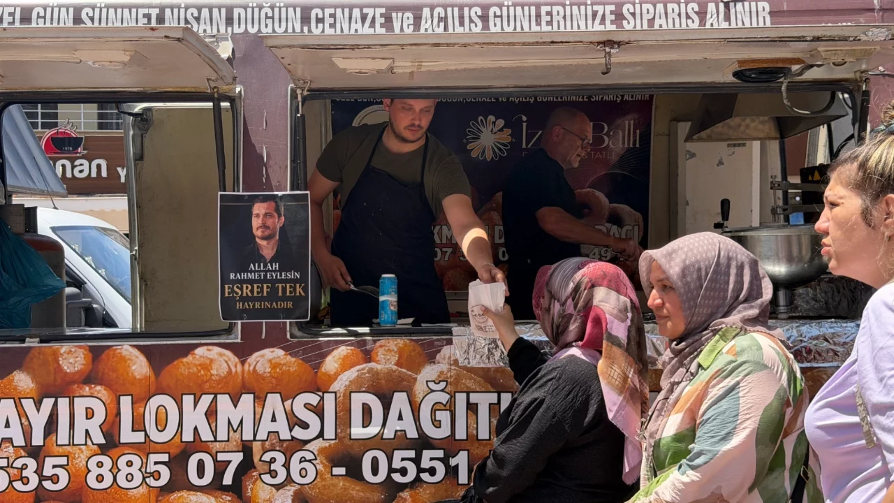 Bursa'da dizide ölen 'Eşref Tek' için cami önünde lokma dağıtıldı
