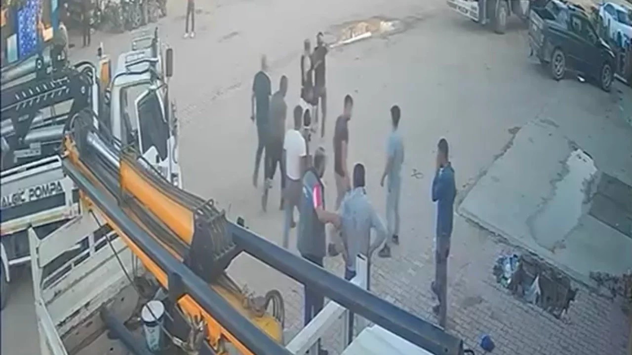 Yumruk, tokat ve tekmelerin havada uçuştuğu kavga kamerada