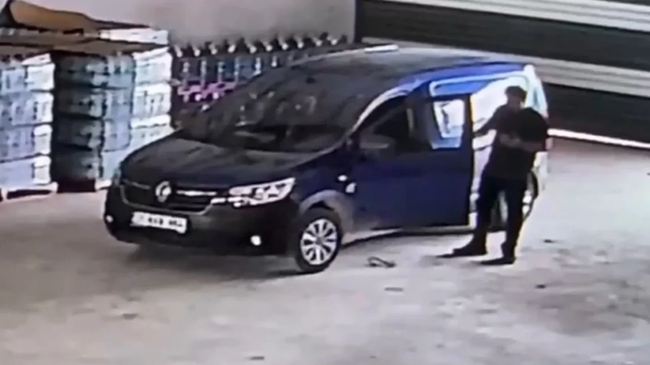 Sürücüden önce arabaya giren yılan adamın aklını aldı