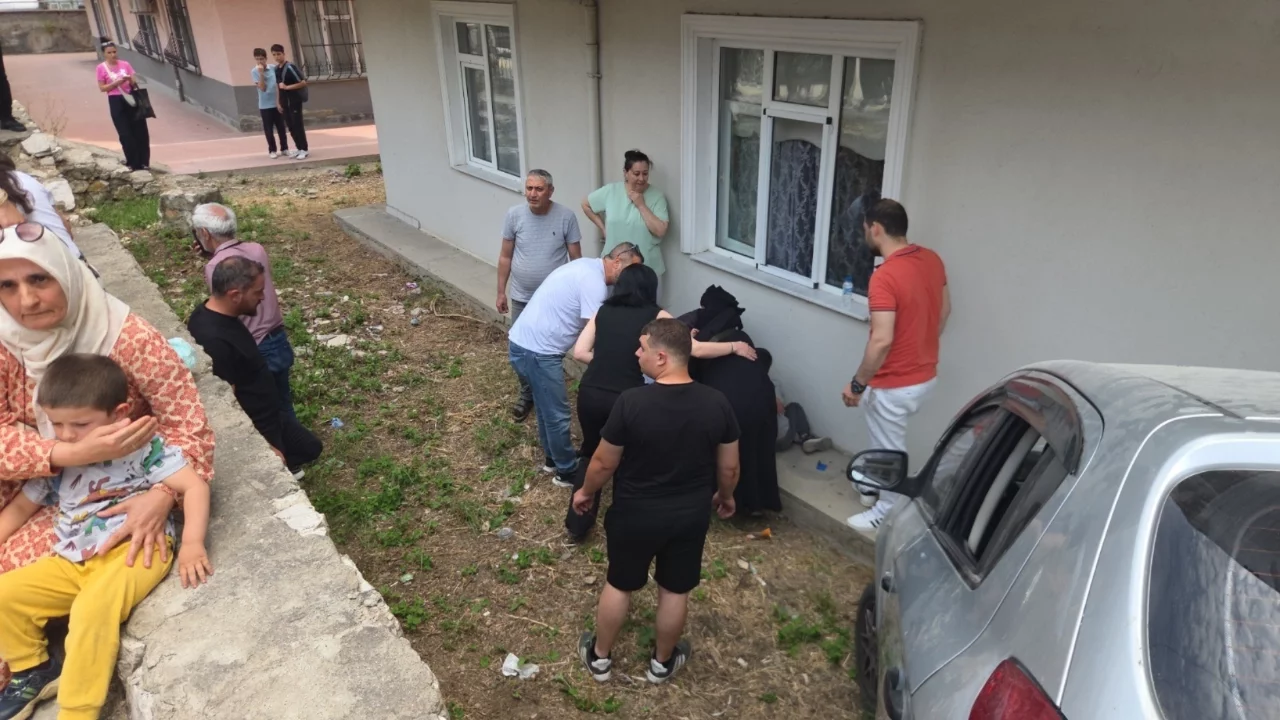 Bursa'da otomobil apartman bahçesine uçtu, faciadan dönüldü