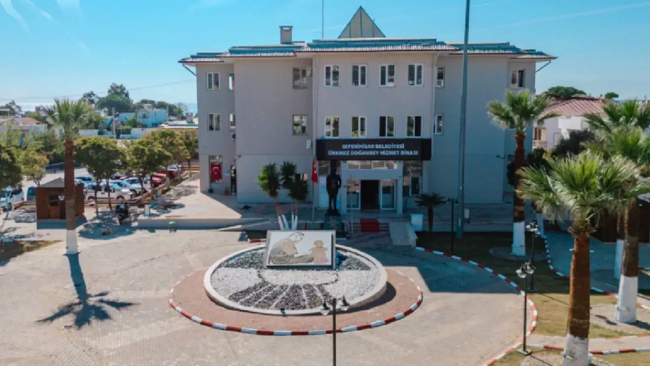 Seferihisar Belediyesi'ne operasyon: Başkan Yardımcısı dahil 6 kişi gözaltına alındı
