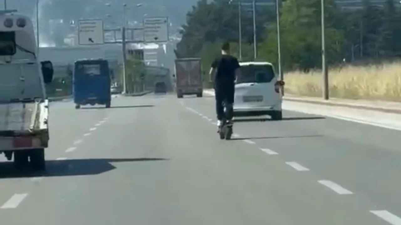 Bursa'da elektrikli scooter üzerinde tehlikeli yolculuk