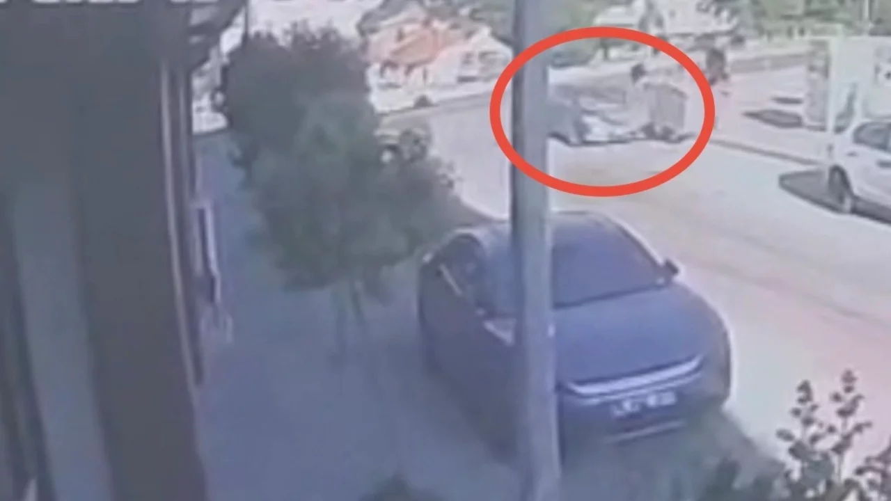 Bursa'da ehliyetsiz gencin kullandığı otomobil mağazaya daldı!