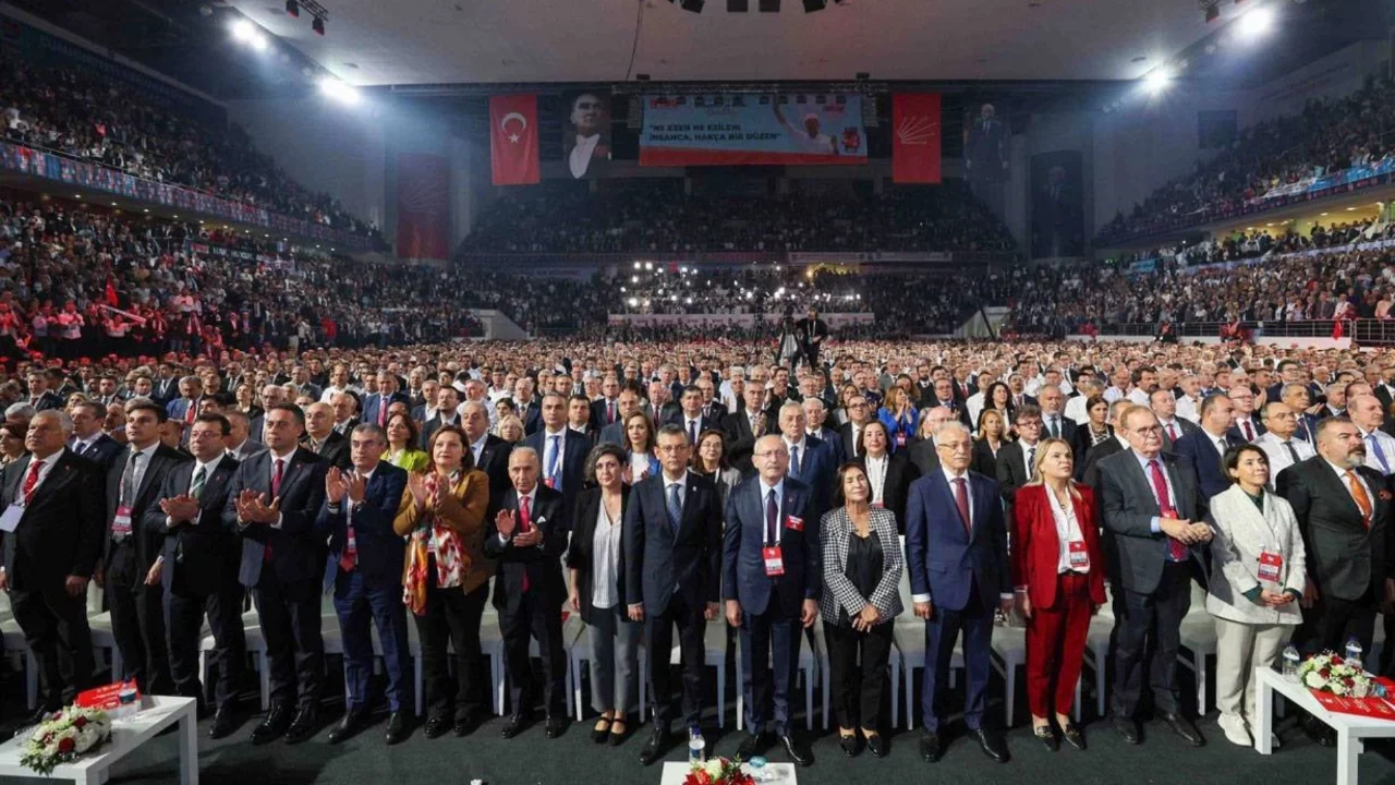 CHP'li delegelerden kurultay talebi: İmzalar CHP Genel Merkezi'ne teslim etti