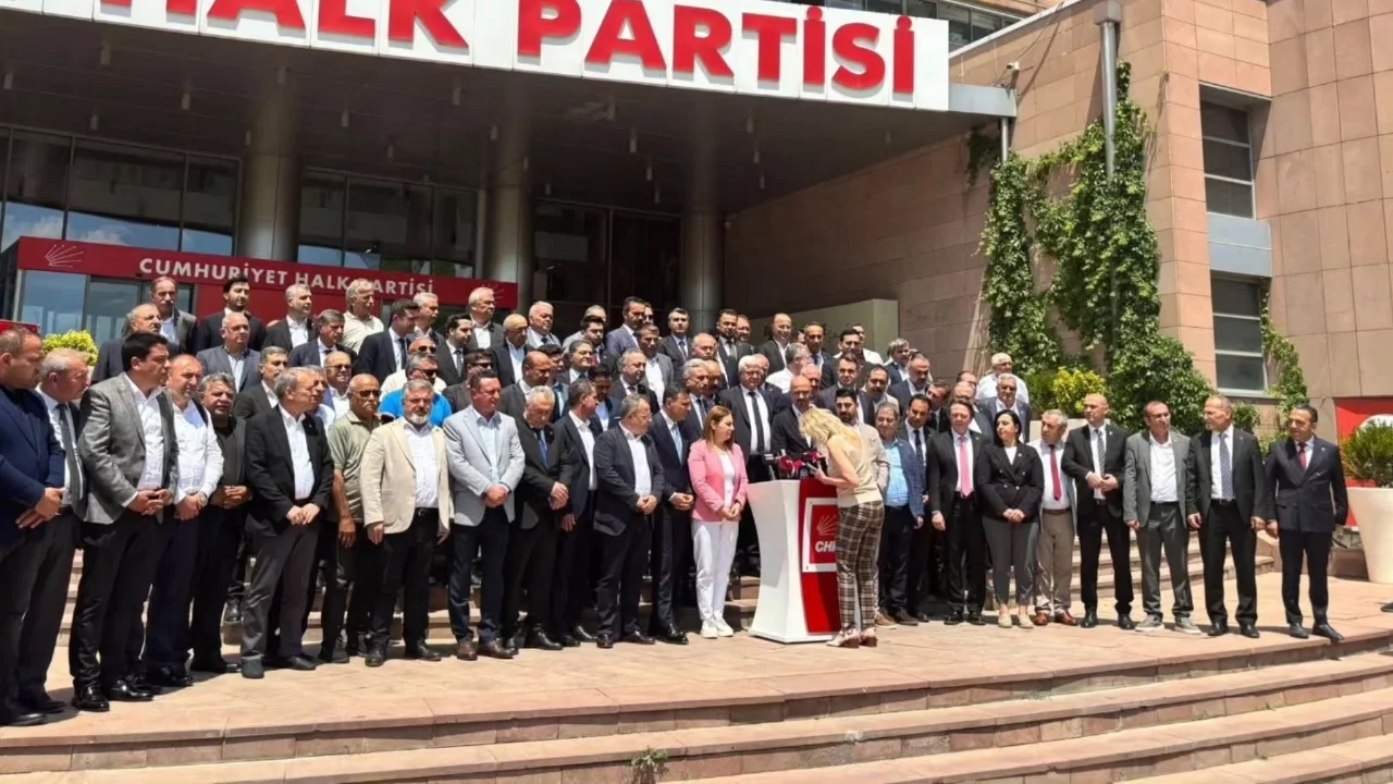 Olağanüstü kurultay için 1000'den fazla imza CHP Genel Merkezi'ne teslim edildi!