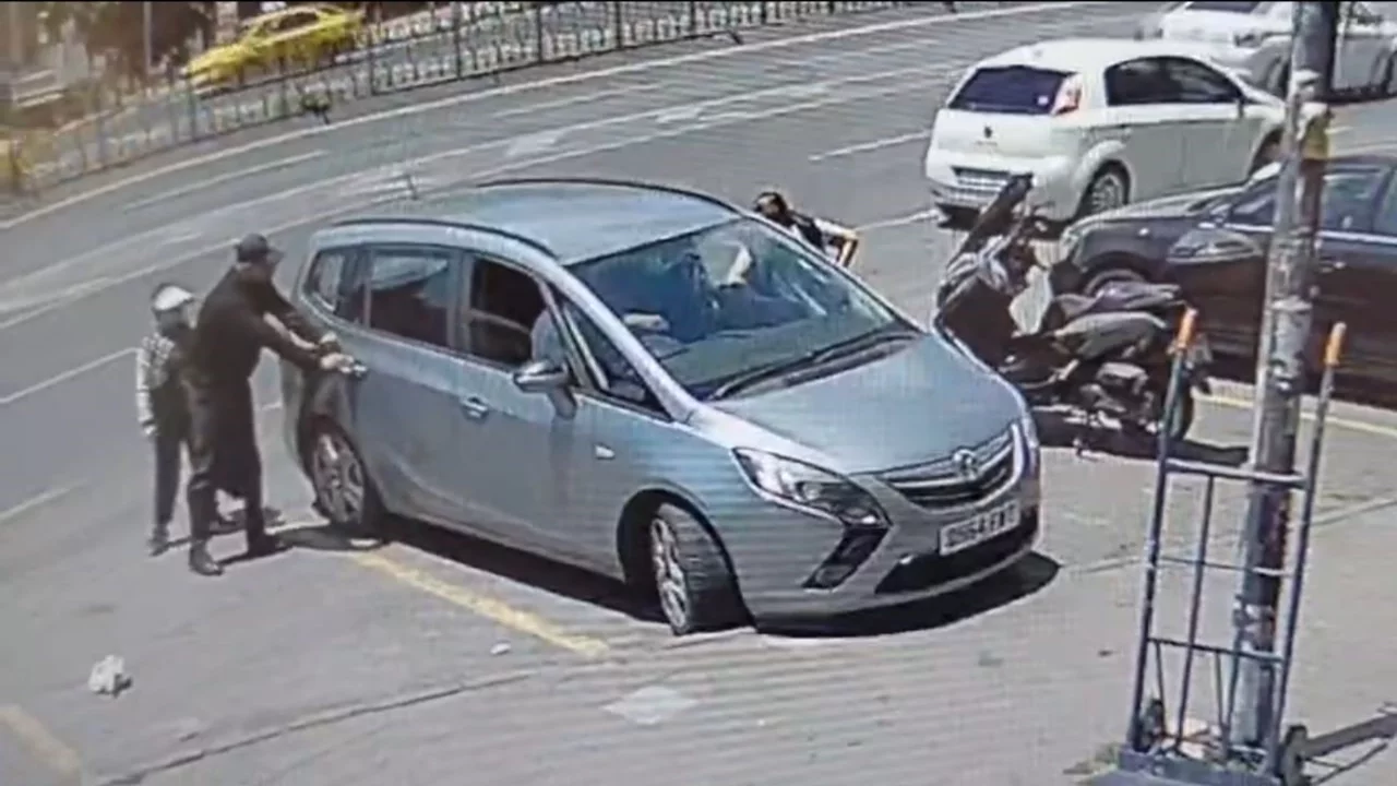 Biri sürücüyü oyaladı diğer ikisi araçtaki çantayı çaldı