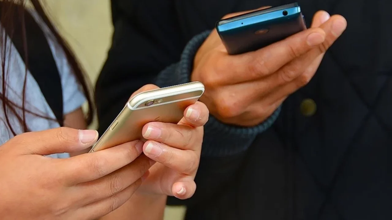 Fransa okullarda cep telefonlarını yasaklamaya hazırlanıyor