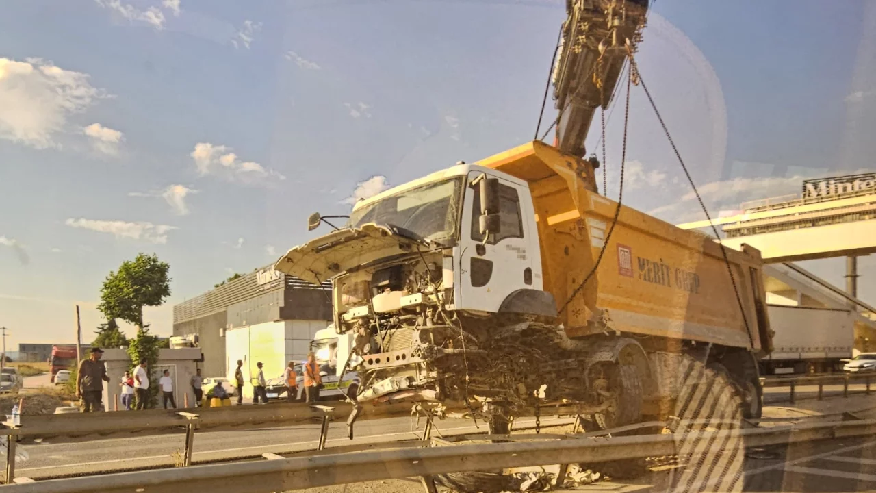 Bursa'da hafriyat kamyonu refüje girdi, trafik felç oldu