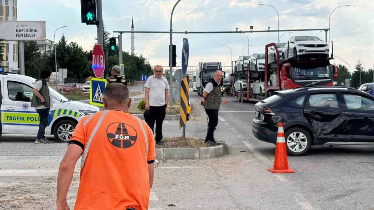 Kütahya'da iki otomobil çarpıştı: Çok sayıda yaralı