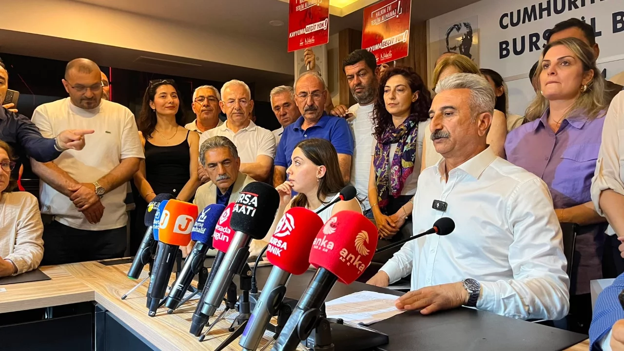 Görevden alınan Yeşiltaş Bursa'da: Kararı yırttı, "İl binasını teslim etmiyoruz"