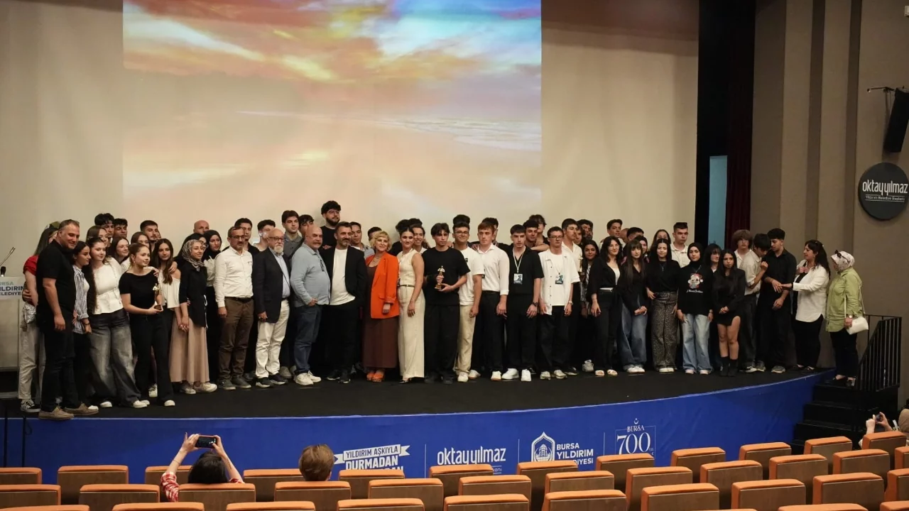 Bursa'da "Geleceğe Not" temalı kısa film yarışmasında ödüller sahiplerini buldu