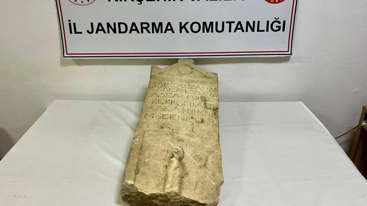 Kırşehir'de Roma dönemine ait mezar taşı ele geçirildi