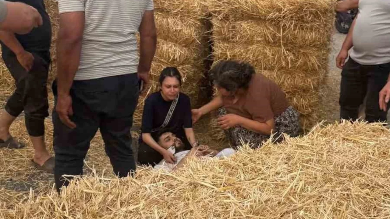 Traktörün römorkundan yol kenarındaki adamın üzerine balya düştü