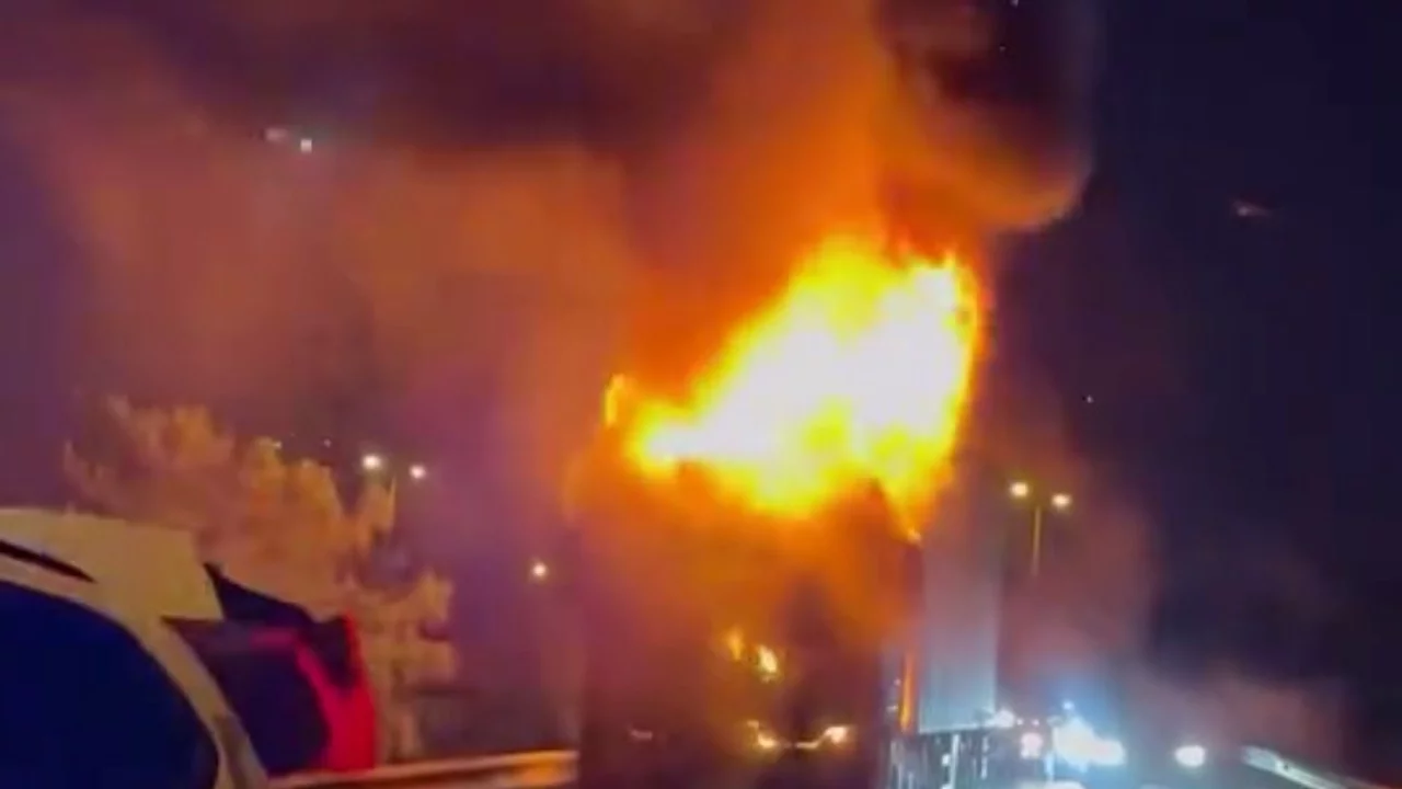 İstanbul Esenyurt TEM'de tır alevlere teslim oldu
