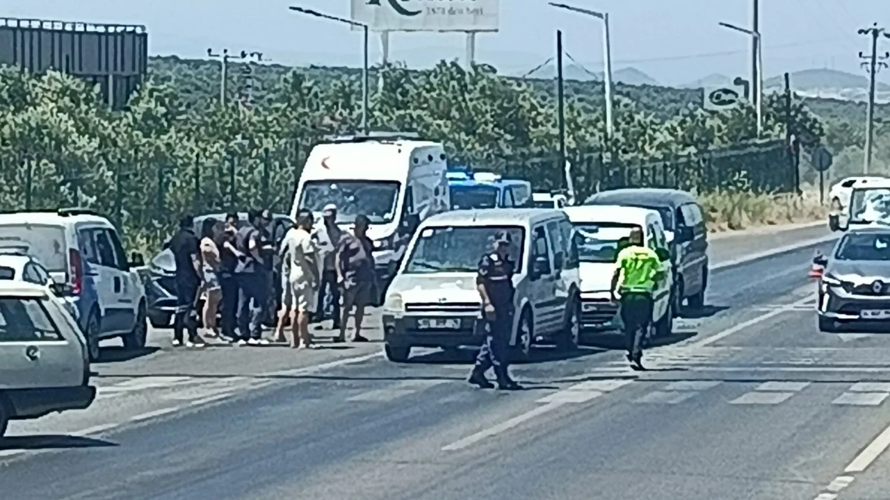 Ayvalık'ta 3 araçlı zincirleme kaza