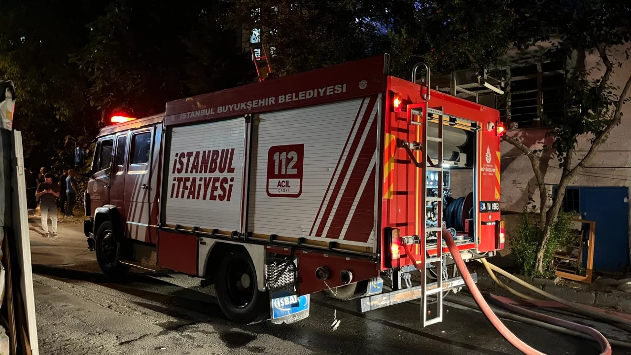 İstanbul'da gecekondu alev alev yandı
