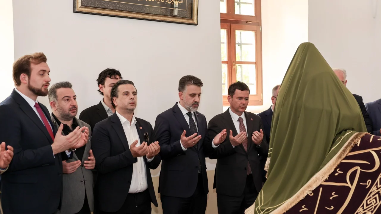 Bursa'dan önemli temaslar: Sultan 1. Murad Han, Kosova'daki türbesinde anıldı