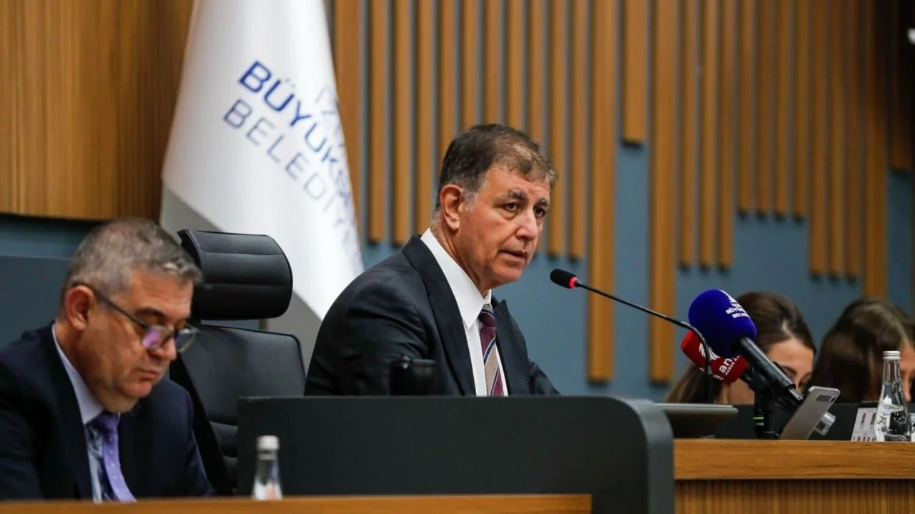 İzmir Büyükşehir Belediye Başkanı Cemil Tugay CHP'den istifa etti