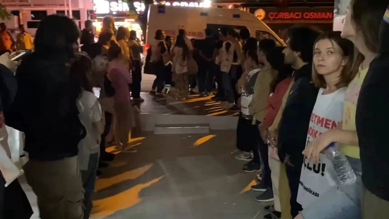 Açlık grevindeki 2 öğretmen hastaneye kaldırıldı