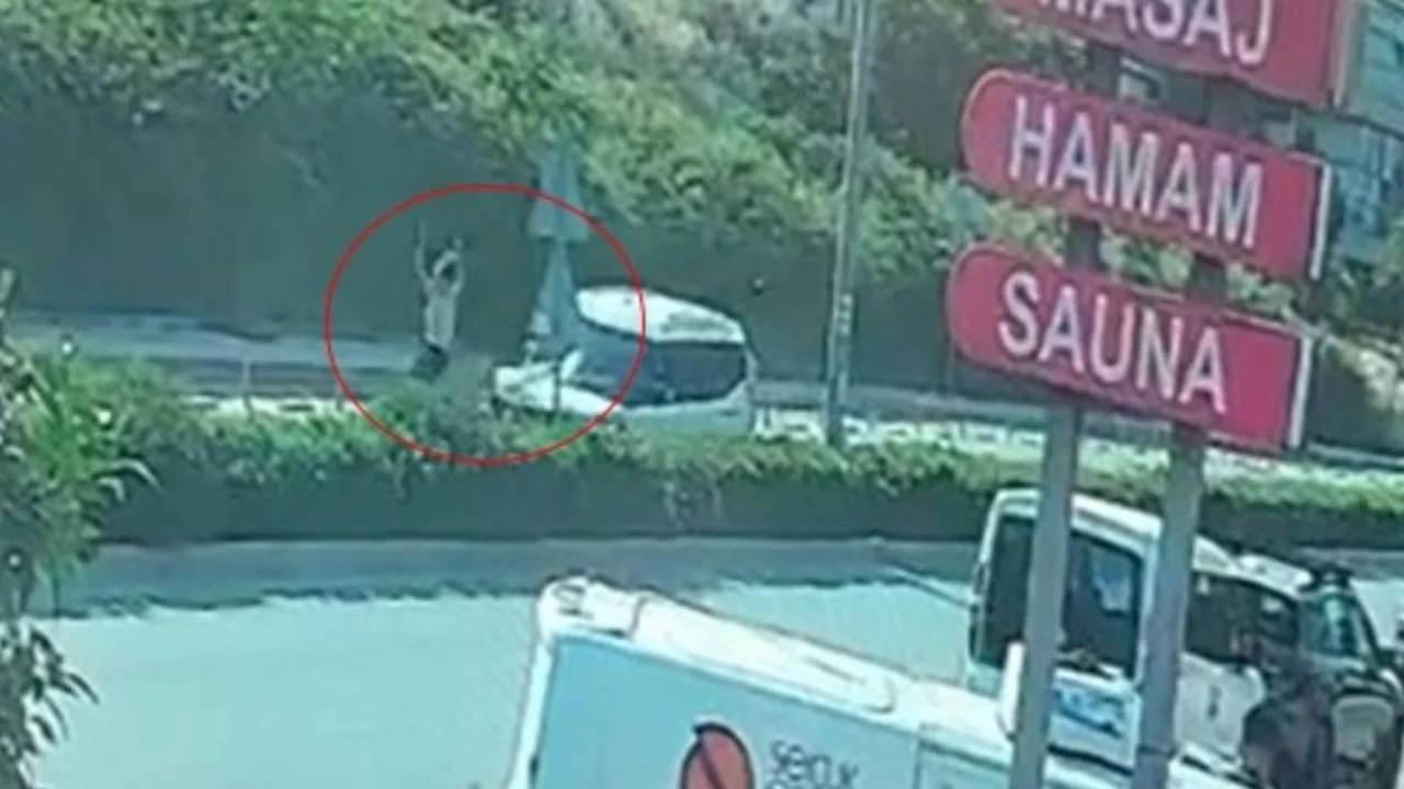 Mersin'de hafif ticari aracın çarptığı sağlık çalışanı yaşamını yitirdi