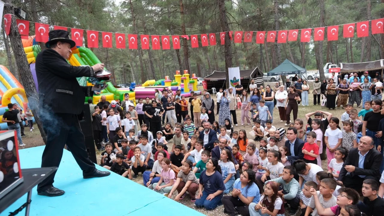 Orhaneli'de yıl sonu sergisi ve çocuk şenliği renkli görüntülere sahne oldu
