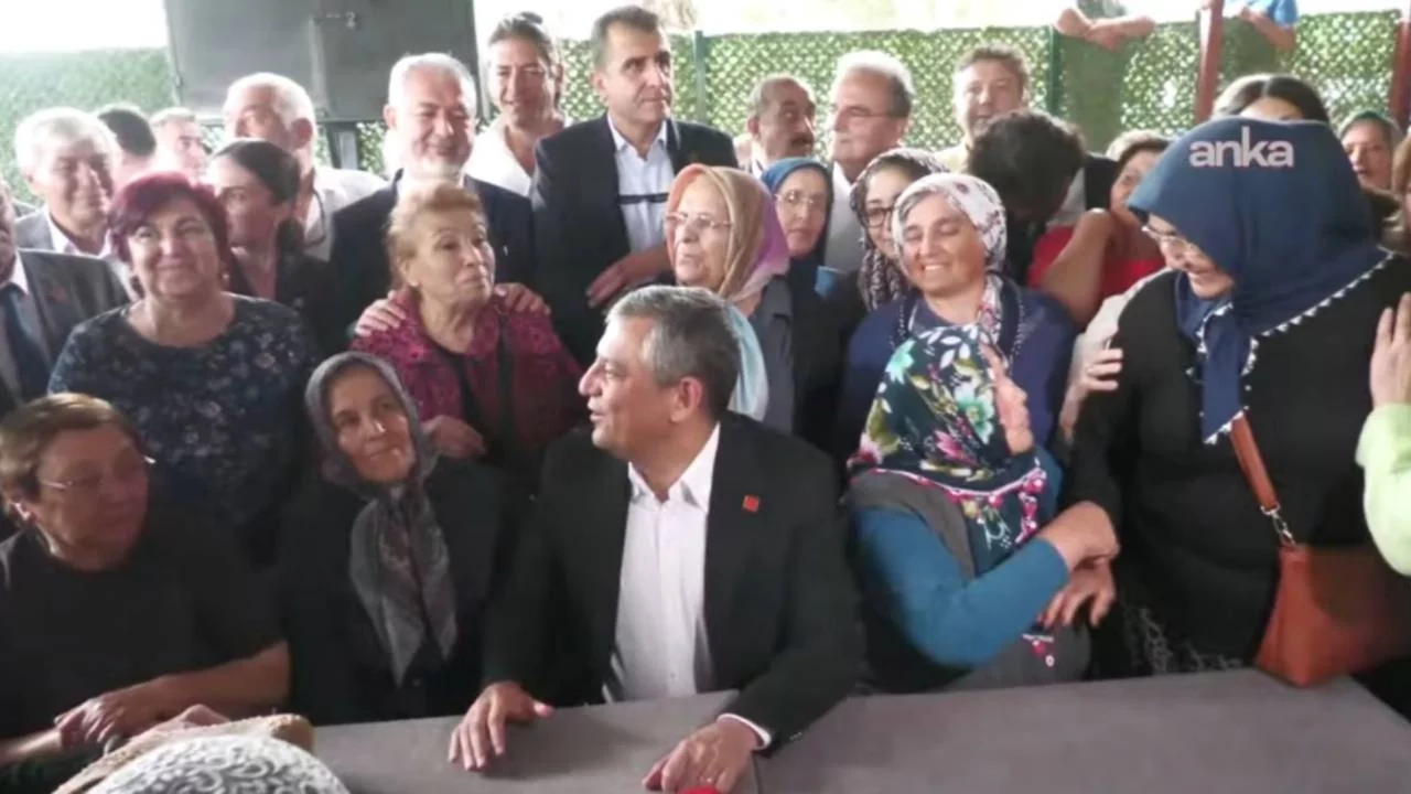 Özgür Özel Denizli'de: "Siz arkamda oldukça kimse beni yolumdan çeviremez"