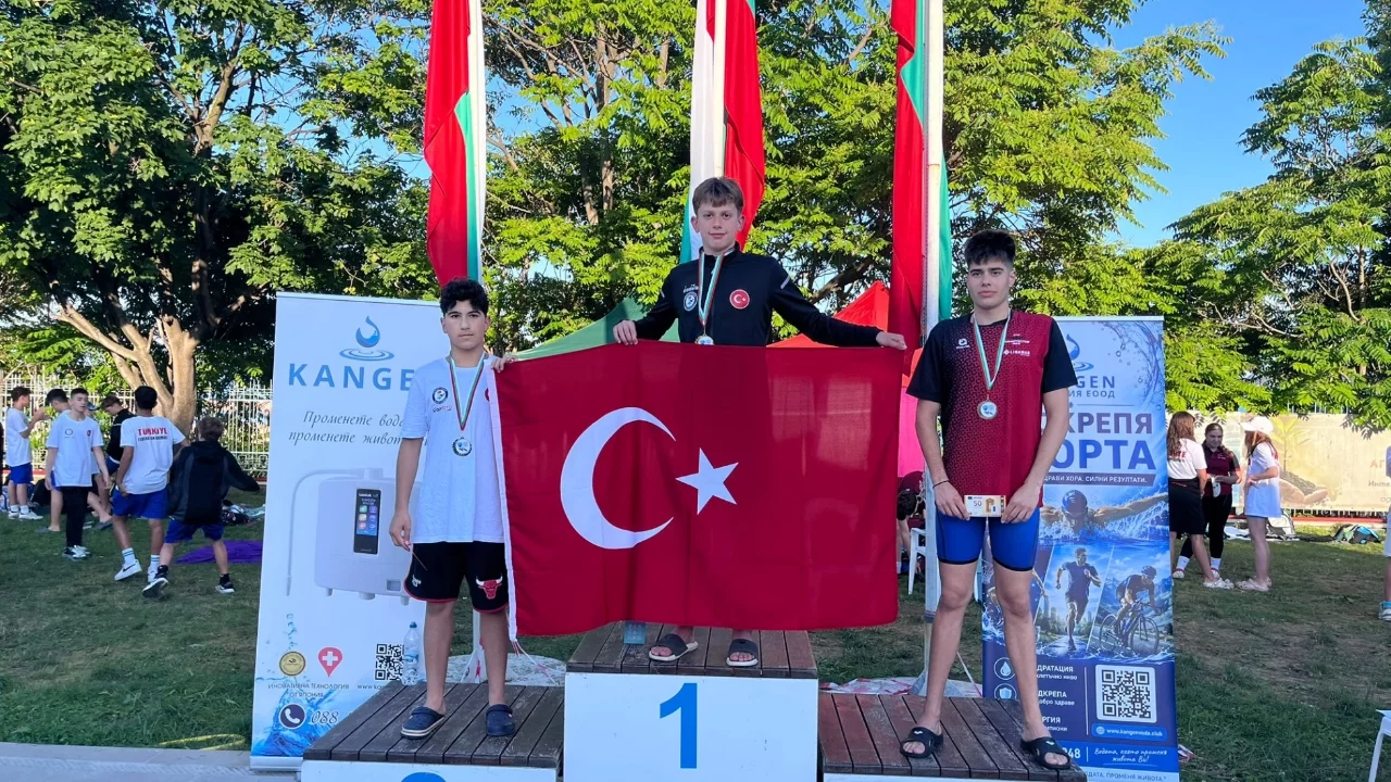 Yıldırım Belediyespor'un genç yüzücülerinden madalya