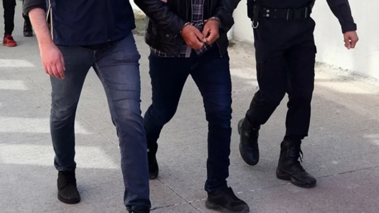 İstanbul merkezli "PTT ve HGS dolandırıcılığı" operasyonunda 17 şüpheli yakalandı