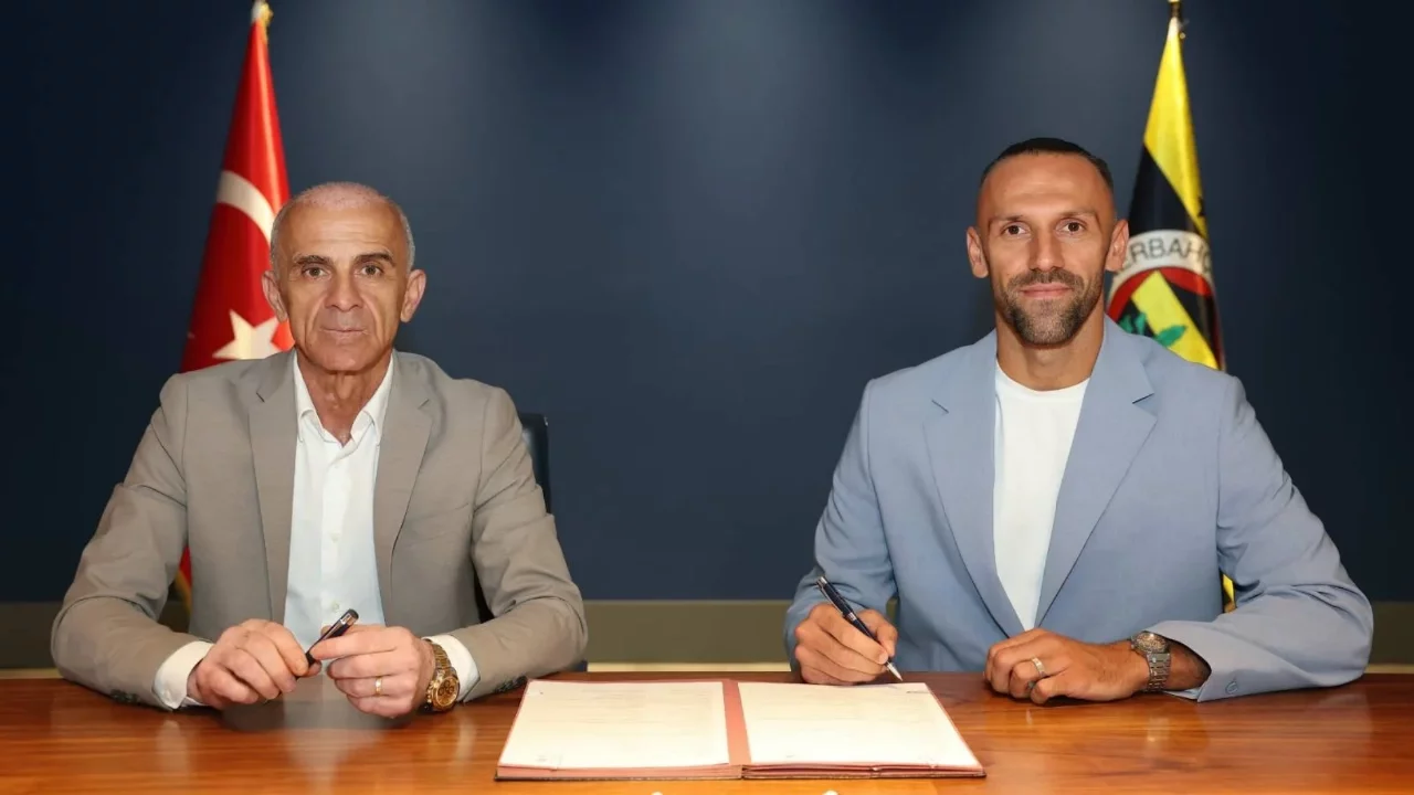 Vedat Muriqi, Fenerbahçe'ye imzayı attı