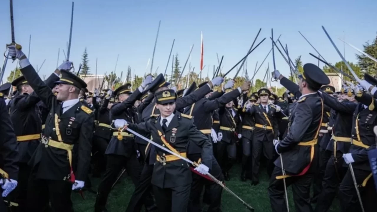 'Kılıçlı yemin' sebebiyle ihraç edilen komutanlar için görev iadesi kararı