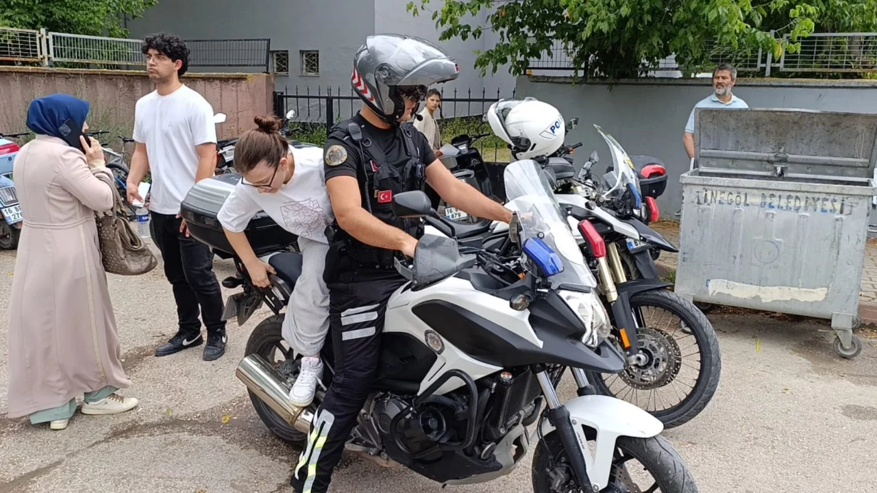 Bursa'da yanlış okula gelen adayların yardımına polis koştu