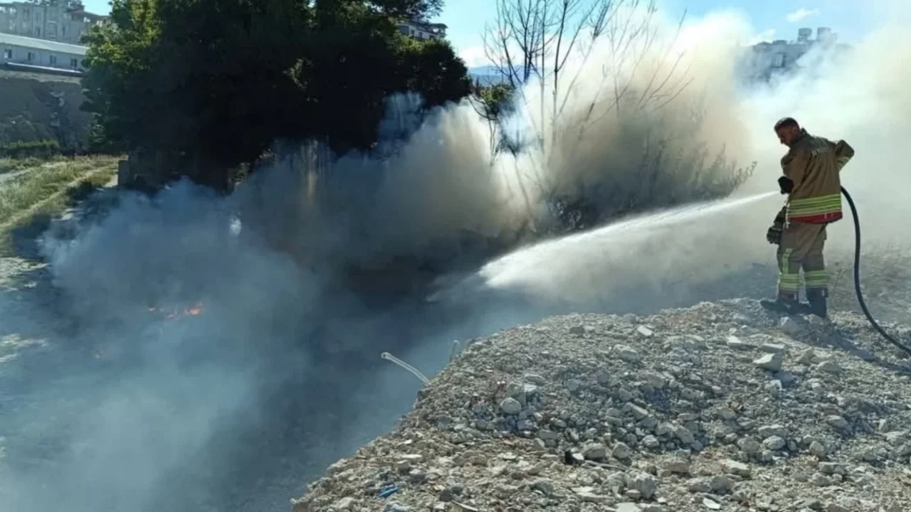 Antakya'da hurdalık ve çöplük alanda yangın