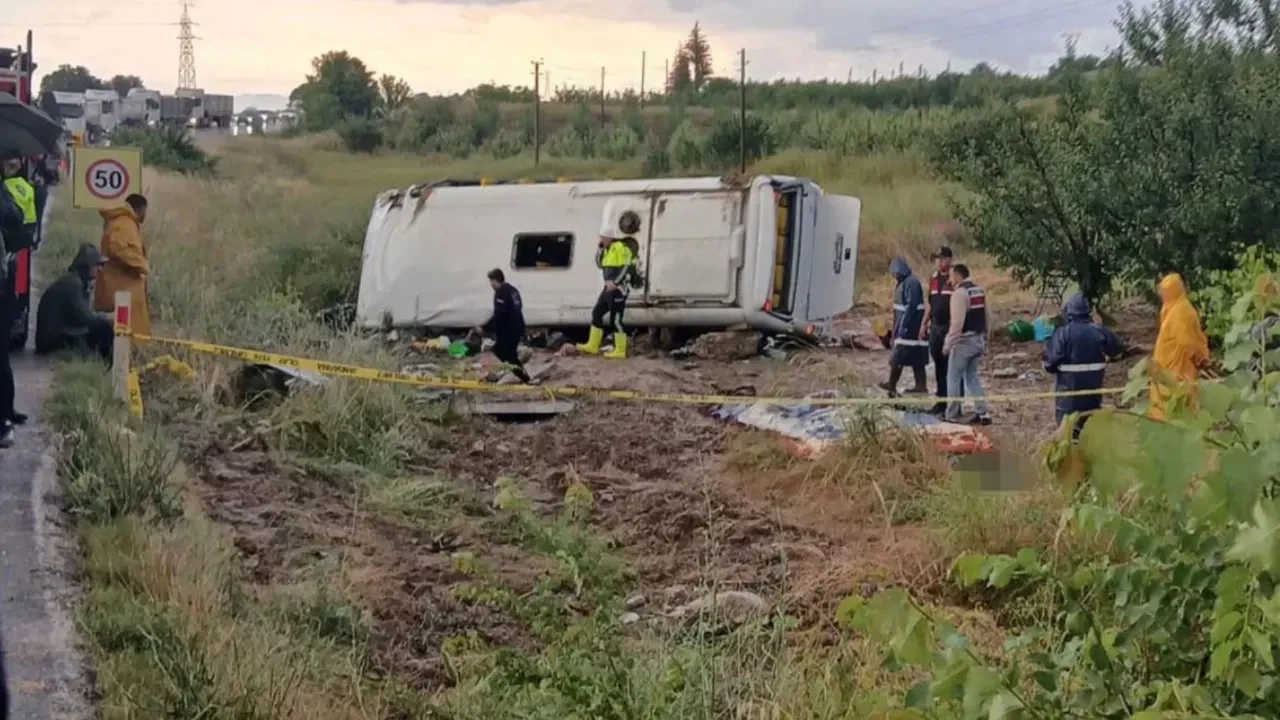 Isparta'da tur minibüsü şarampole yuvarlandı: Çok sayıda ölü ve yaralı