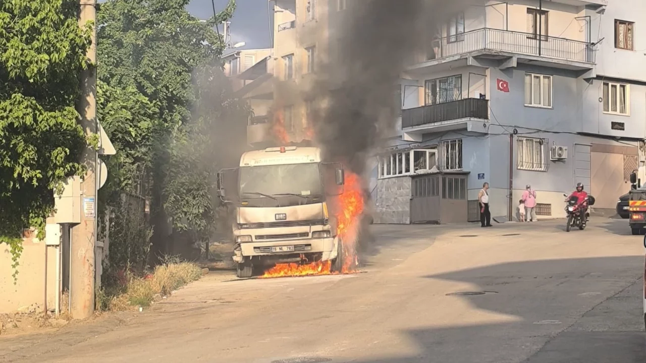 Bursa'da park halindeki kamyon alev alev yandı
