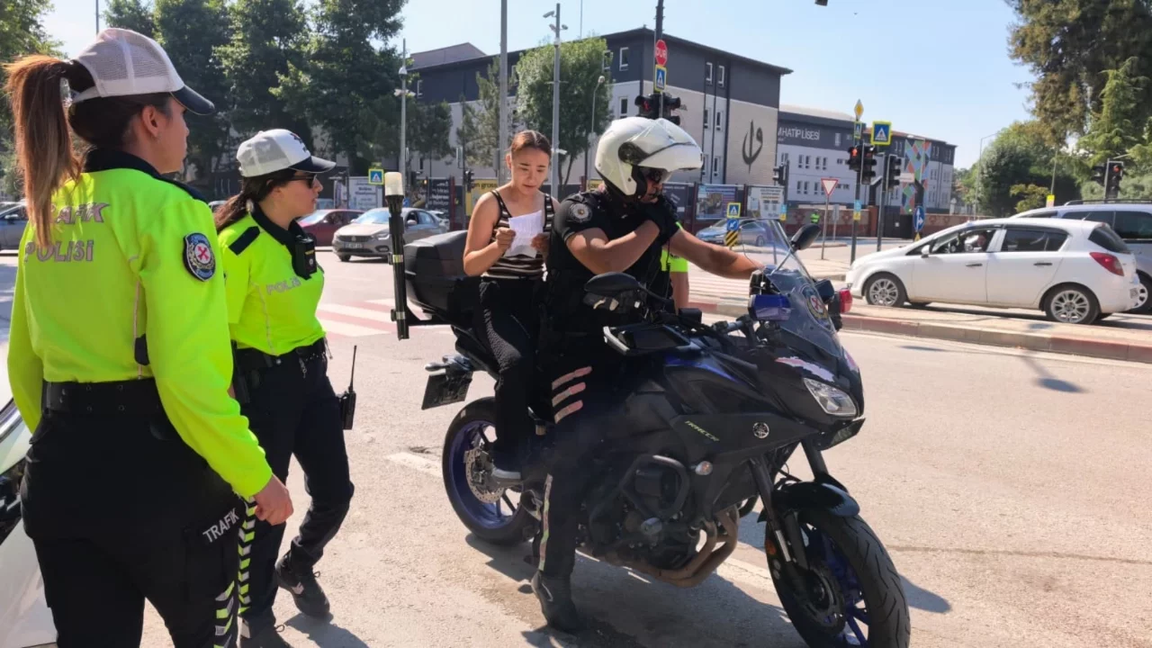 Bursa'da YKS'de zamanla yarış: Polis, öğrenciyi son 1 dakikada sınava yetiştirdi