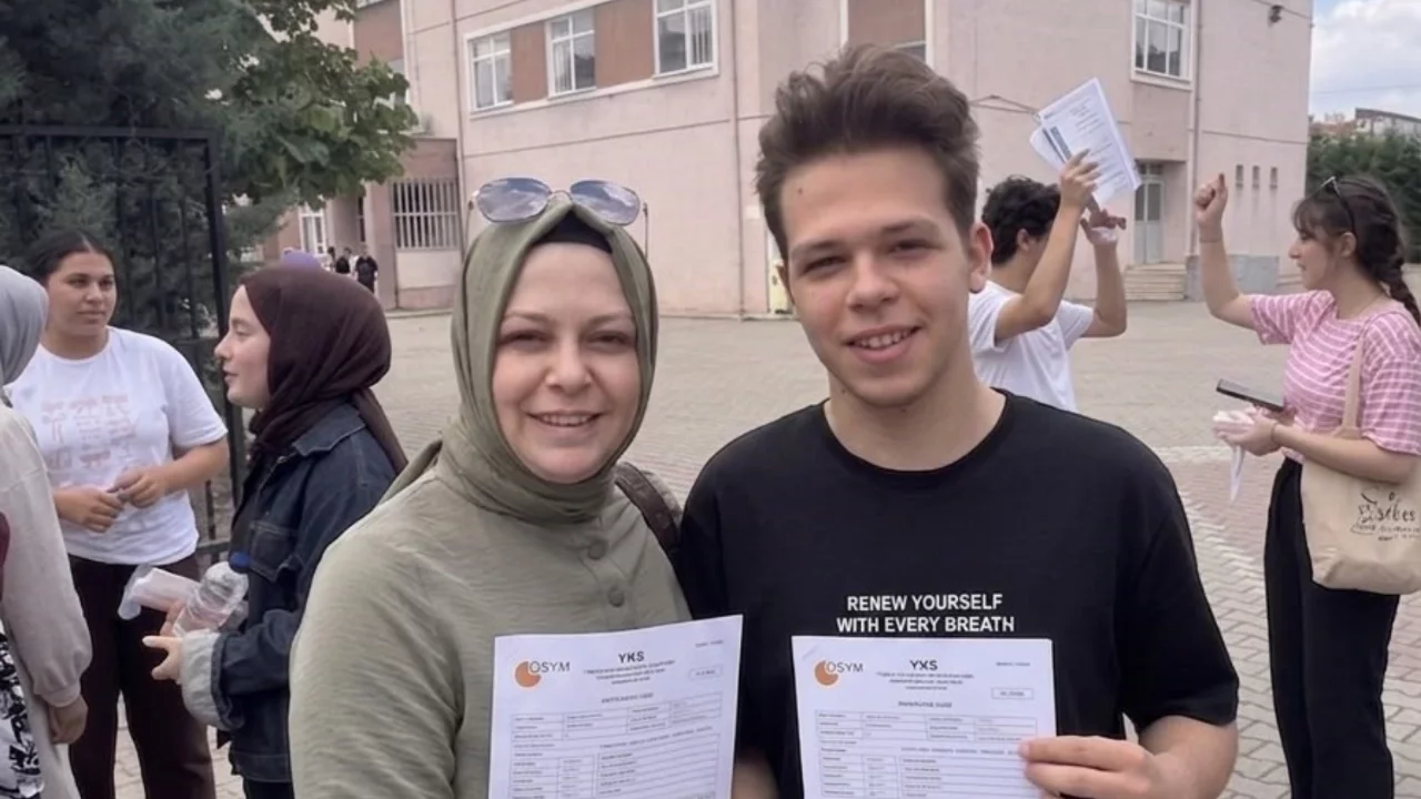 Bursa'da YKS'ye anne-oğul aynı okulda girdi