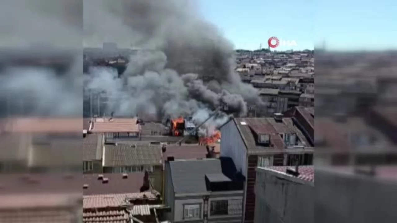 İstanbul'da 4 katlı binanın çatısında yangın