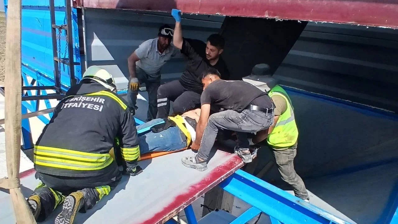 Maden ocağındaki taş kırma kuyusuna düşen 2 işçi yaralandı