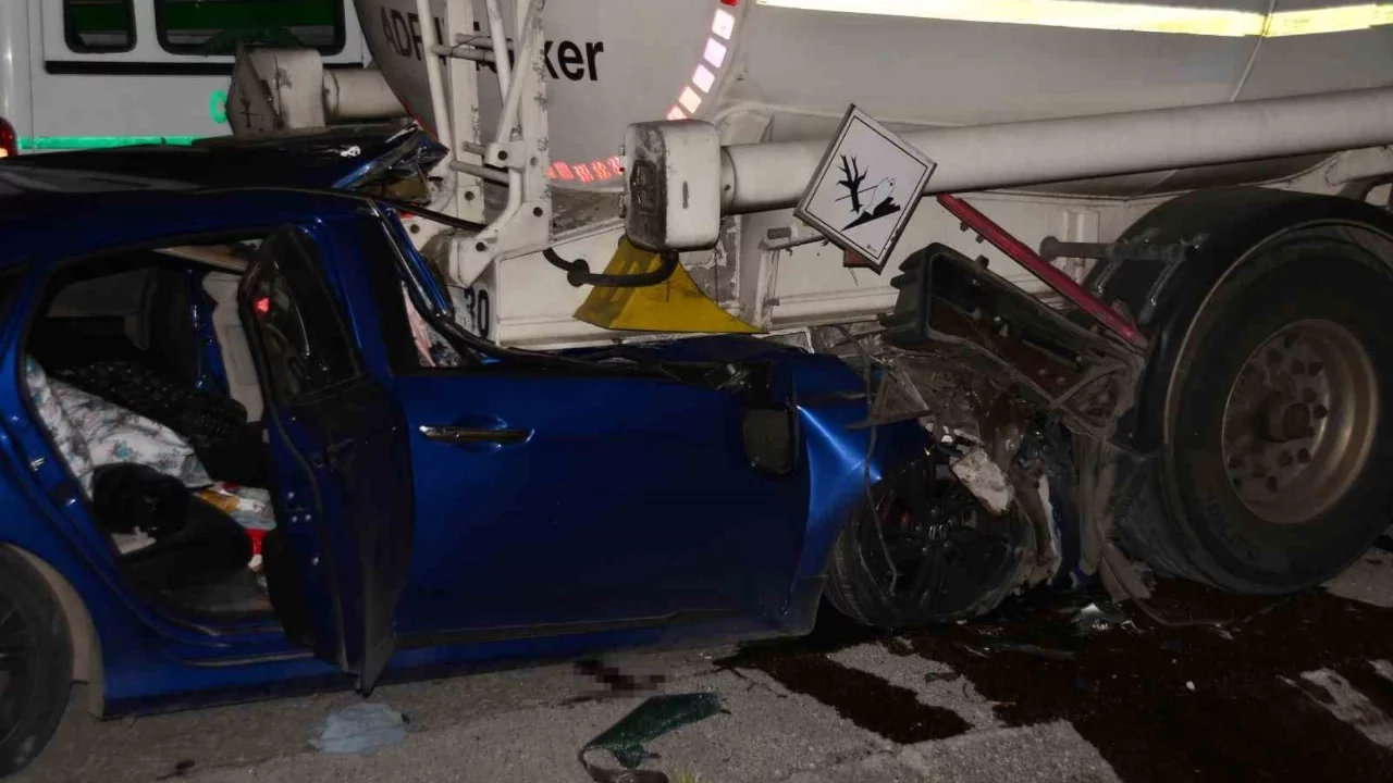 Adana'da otomobil tıra çarptı: Ölü ve yaralılar var