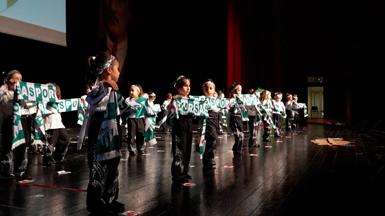 Miniklerin sahne heyecanı: Bursa Yuvam'da yıl sonu gösterisi