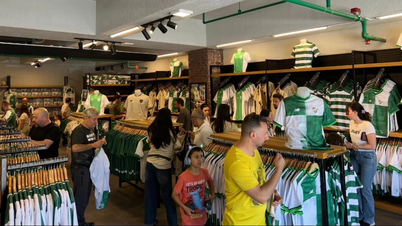 Bursaspor formalarına futbolseverlerden yoğun ilgi