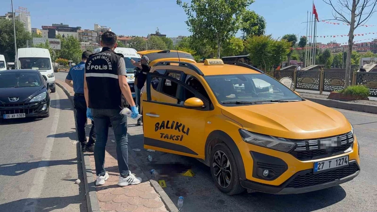 Taksi durağı önünde bıçaklı kavga: 6 yaralı