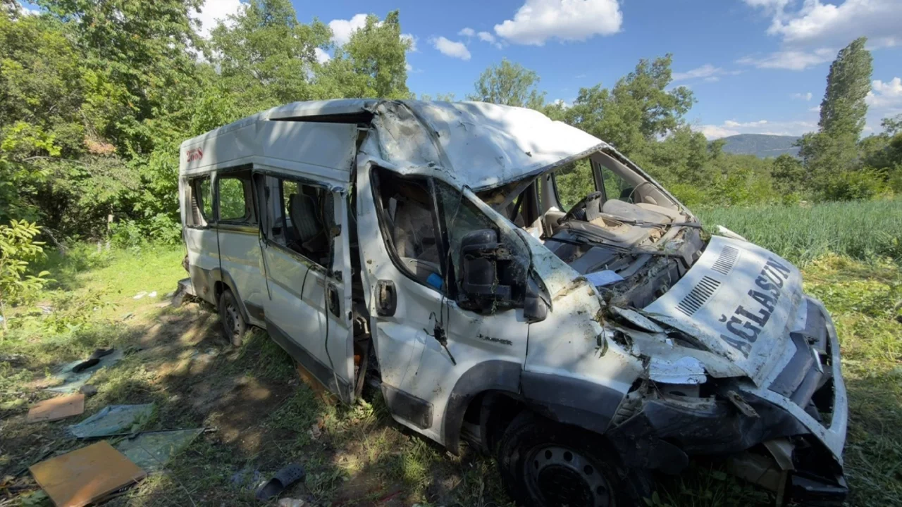 Burdur'da minibüs tarlaya uçtu: 8 kişi yaralandı