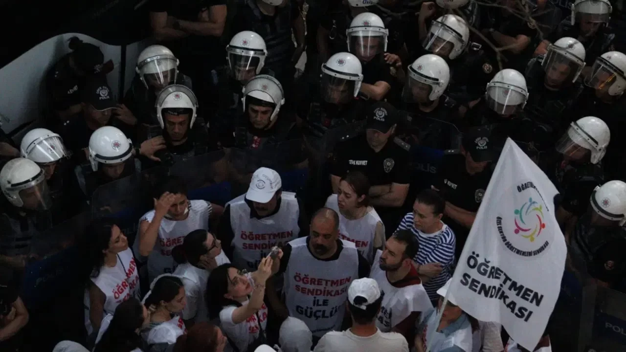 Başkent'te öğretmenlere yine polis müdahalesi: Ablukaya aldılar, en az 5 gözaltı