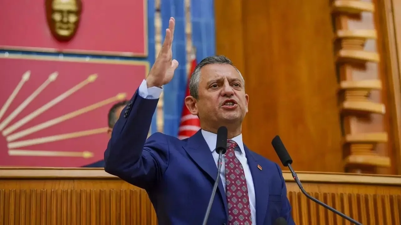 Özgür Özel'den direnen öğretmenlere destek
